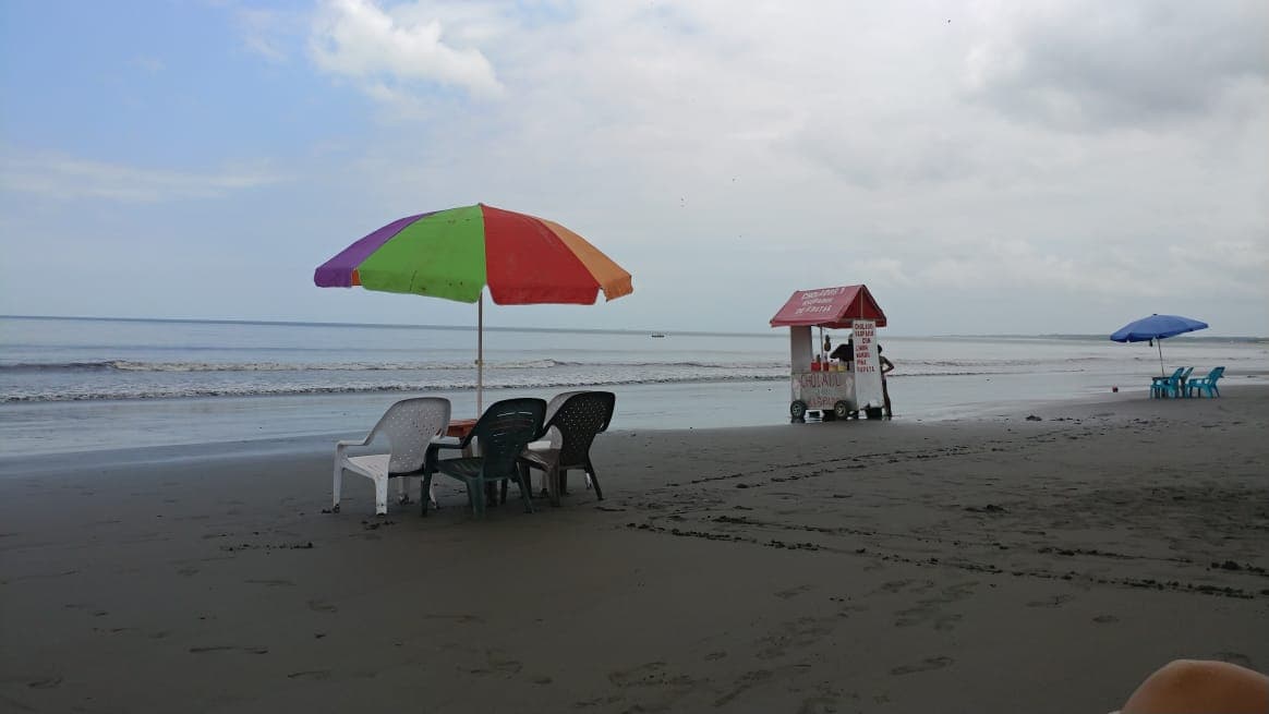 sillas en playa ladrilleros en buenaventura