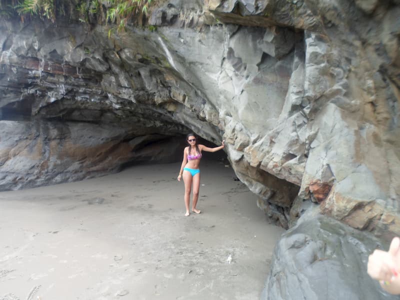 cueva en playa de ladrilleros  buenaventura